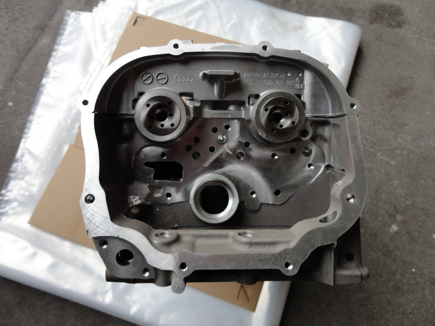 NEUER originaler Audi Zylinderkopf links 4.2 FSI BVJ BAR 079103373AT 079103063BN 5-8